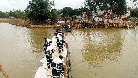 Cán bộ chiến sĩ Tiểu đoàn 1, Trung đoàn Cảnh sát cơ động Nam Trung Bộ đang đắp lại đoạn đê bờ Bắc Gò Ông Ngôn