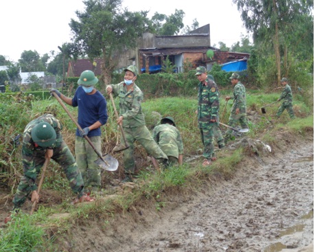 Bộ đội giúp dân nạo vét kênh mương nội đồng tại thôn Quảng Tín