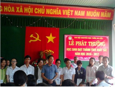 Hội Khuyến học trao phần thương cho các em có thành tích xuất sắc năm học 2016 – 2017 tại thôn An Cửu