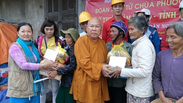 Hội CTĐ tỉnh Bình Dương, Hội Từ thiện Tâm Bồ Đề - Đoàn phật tử chùa Phước Hưng thuộc tỉnh Bình Dương, tặng 300 suất quà cho đồng bào vùng lũ xã Phước Thắng