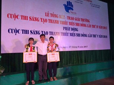 Thầy trò Trường THCS Phước Lộc nhận thưởng tại Lễ tổng kết