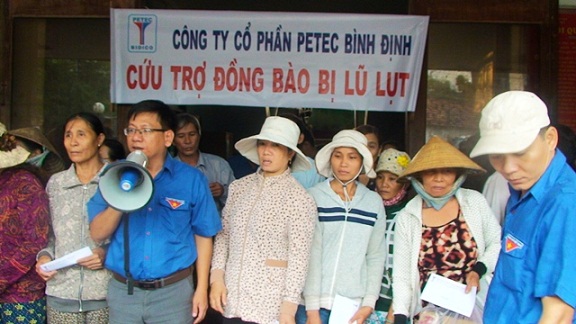 Công ty Cổ phần PETEC Bình Định tặng quà cho bà con vùng lũ xã Phước Hòa