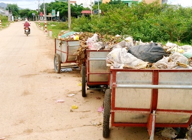 Các xe đẩy vận hành thu gom rác hàng ngày tại chợ Gò Bồi