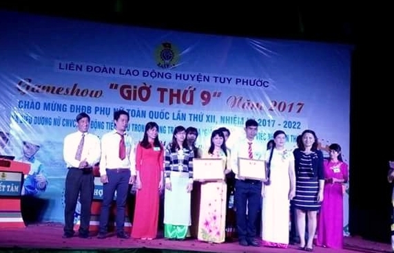 Ban Tổ chức trao thưởng tại đêm thi