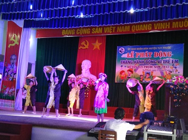 Tiết mục văn nghệ do các em Trường Tiểu học số 1 Phước Quang biểu diễn 