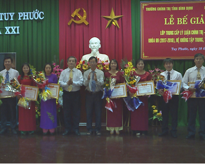 Đ/c Mai Văn Ngọc- Bí thư Huyện ủy trao tặng giấy khen cho học viên lớp TCCT-HC khóa 69