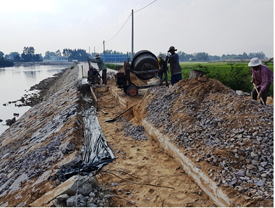 Thi công đang hoàn tất tại tuyến đê hạ lưu cầu 20 thuộc địa bàn xã Phước Nghĩa