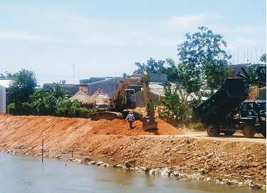 Thi công đê sông Gò Chàm, đoạn phía Nam hạ lưu cầu Ông Quế, xã Phước Hưng