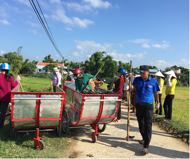 Đoàn viên, hội viên tham gia dọn vệ sinh, thu gom rác thải tại xã Phước Quang