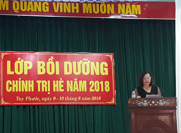 Bà Hoàng Ngọc Tố Nương- Phó Trưởng phòng Phòng GD&ĐT huyện phát biểu khai mạc Lớp bồi dưỡng chính trị hè