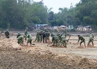 Các chiến sĩ đang hốt cát sa bồi