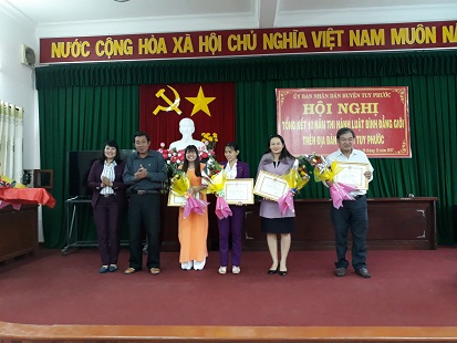 Đồng chí Trần Hữu Tường - Phó Chủ tịch Thường trực UBND huyện tặng Giấy khen tại Hội nghị