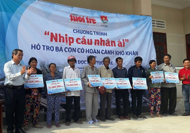 Đ/c Mai Văn Ngọc- Bí thư Huyện ủy Tuy Phước cùng đại diện Văn phòng Báo Tuổi Trẻ trao tặng bò cho các hộ dân ở xã Phước Sơn