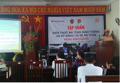 Quang cảnh buổi tập huấn ATGT tại ngày hội