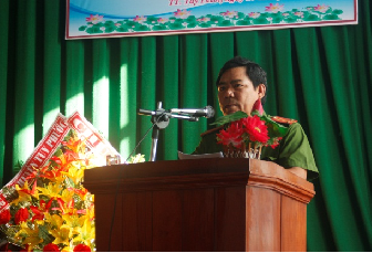 Trung Tá Lê Công Trọng- Đội trưởng Đội kinh tế và phòng, chống ma túy Công an huyện phát biểu tại buổi tuyên truyền