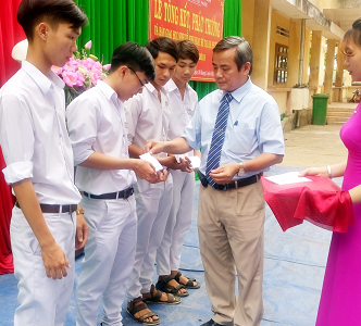 Đ/c Mai Văn Ngọc- Bí thư Huyện ủy trao phần thưởng cho học sinh Trường THPT số 2 Tuy Phước đạt giải thi học sinh giỏi cấp tỉnh