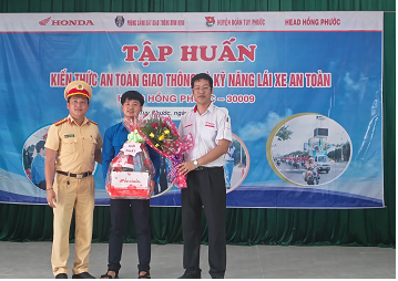 Trao giải thưởng cho thanh niên đạt kết quả cao trong buổi tập huấn