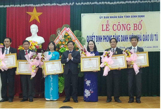 Đ/c Nguyễn Tuấn Thanh - Phó Chủ tịch UBND tỉnh trao tặng danh hiệu cho các Nhà giáo ưu tú năm 2018