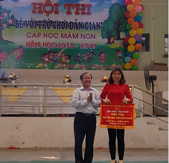 Ông Vương Tử Nghị- Q.Trưởng phòng Phòng GD&ĐT trao giải Nhất toàn đoàn cho Trường Mầm non xã Phước Sơn