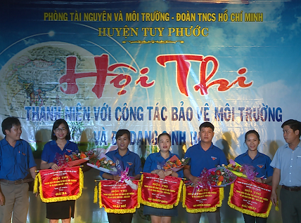 Ban Tổ chức trao giải cho các đội tham gia cuộc thi