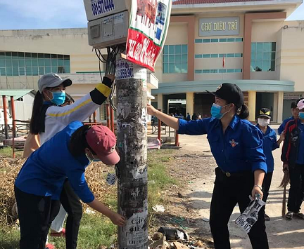 Các đoàn viên thanh niên tham gia vệ sinh rác thải