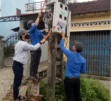 Các ĐVTN bóc, xóa giấy quảng cáo rao vặt dán trái phép trên cột điện