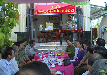 Buổi trao nhà “Nghĩa tình đồng đội”