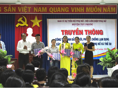 Đồng chí Nguyễn Văn Dũng- Trưởng phòng Phòng Lao động- TB&XH và đồng chí Nguyễn Thị Ngọc Anh- Phó Chủ tịch Thường trực Hội Liên hiệp Phụ nữ huyện trao quà cho các đội tham gia thi kiến thức và tiểu phẩm