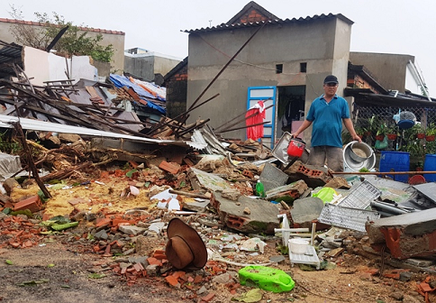 Gia đình ông Hồ Văn Lực (thôn Vinh Quang 2, xã Phước Sơn) thu dọn những gì còn sót lại trong ngôi nhà bị sập