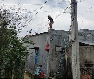 Người dân thôn Quảng Vân, xã Phước Thuận chằng chống mái nhà phòng chống cơn bão số 6