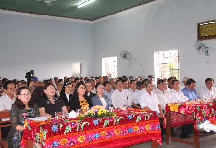 Đại biểu và bà con khu dân cư thôn Xuân Phương tại ngày Hội đại đoàn kết dân tộc