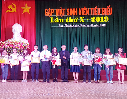 Lãnh đạo huyện tặng Giấy khen và hoa cho các sinh viên tiêu biểu năm 2019