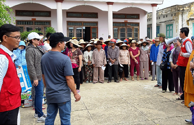 Đồng chí Lê Phong- Phó Chủ tịch HCTĐ tỉnh và nhà tài trợ phát quà tại UBND xã Phước Thắng