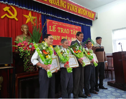 Đ/c Huỳnh Nam- Bí thư Đảng ủy thị trấn Diêu Trì trao tặng Huy hiệu Đảng cho các đảng viên