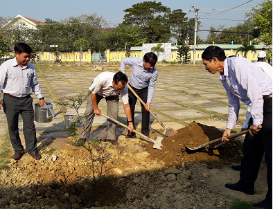 Các đồng chí lãnh đạo huyện, xã tham gia trồng cây tại lễ phát động năm 2019