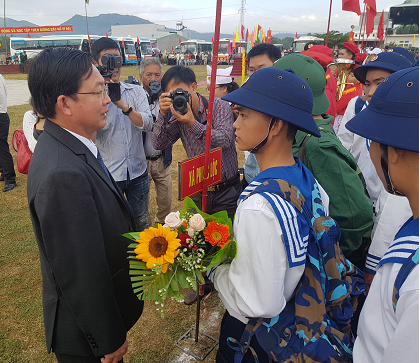 Đ/c Hồ Quốc Dũng- Chủ tịch UBND, Chủ tịch HĐNVQS tỉnh tặng hoa cho các tân binh trước lúc lên đường nhập ngũ