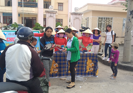 Tuyên truyền, phát tờ gấp, xà phòng rửa tay và khẩu trang miễn phí cho người dân trên địa bàn huyện