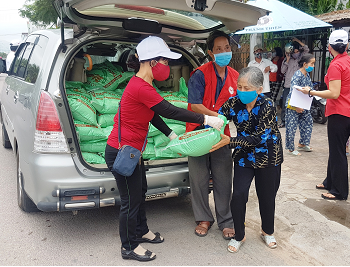 Tặng gạo cho người bán vé số dạo trên địa bàn huyện Tuy Phước