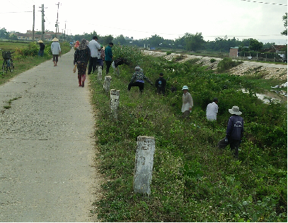 Tổng vệ sinh môi trường ở thôn Thanh Quang, Phước Thắng