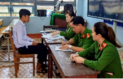 Quang cảnh làm chứng minh nhân dân tại trường THCS Phước Quang