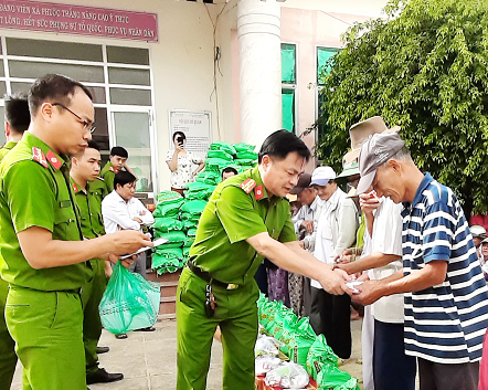 Thượng tá Lê Văn Cang- Trưởng Công an huyện trao tặng quà cho bà con có hoàn cảnh khó khăn xã Phước Thắng