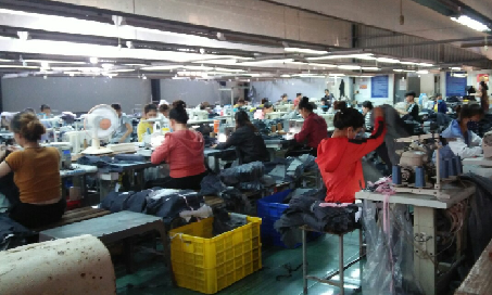 Công nhân làm việc tại Công ty CP TM-DV Tân Long Trường (TT Diêu Trì)