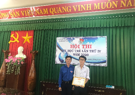 Đ/c Nguyễn Công Ý- Phó Bí thư Huyện đoàn, Chủ tịch Hội Liên hiệp Thanh niên Việt Nam huyện trao giải Nhất cho em Trần Duy Vương