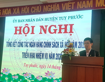 Ông Nguyễn Hoàng Nhất Nam- Giám đốc Phòng giao dịch NHCSXH huyện phát biểu tại Hội nghị