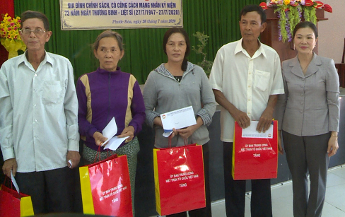 Đồng chí Trương Thị Ngọc Ánh- Phó Chủ tịch Ủy ban Trung ương MTTQVN trao tặng quà cho các hộ gia đình