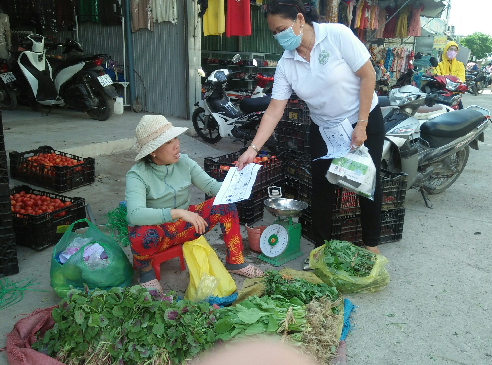 Hội LHPN thị trấn phát tờ rơi tuyên truyền phòng chống dịch Covid-19 tại chợ Diêu Trì