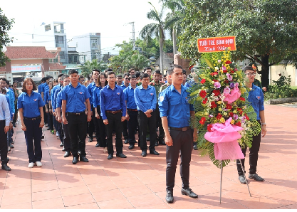 Các đảng viên trẻ dâng hoa tại Nhà lưu niệm Chi bộ Đề Pô Diêu Trì 