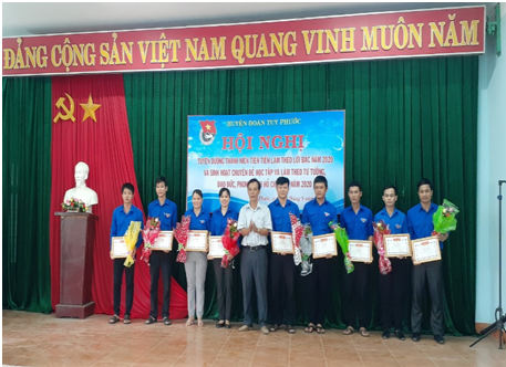 Đồng chí Nguyễn Văn Hóa- Phó Trưởng ban Ban Tuyên giáo Huyện ủy trao tặng Giấy khen cho các cá nhân có thành tích xuất sắc