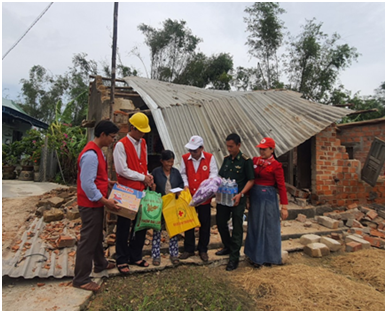 Đoàn cứu trợ thăm hỏi và trao quà hỗ trợ cho hộ bà Nguyễn Thị Diện  ở xóm Ân Tân, thôn Nhân Ân, xã Phước Thuận