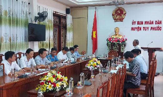 Ông Nguyễn Văn Hùng – Phó Giám đốc Sở Lao động- TB&XH báo cáo kết quả kiểm tra các hộ gia đình bị thiệt hại nhà ở do các đợt bão gây ra